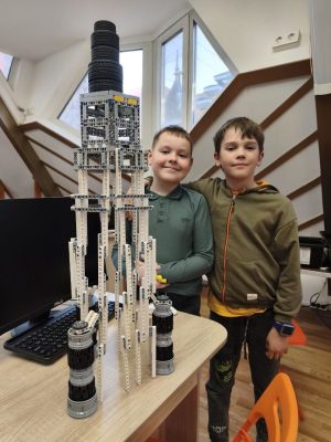 Сегодня наши юные робототехники попробовали себя в роли ракетных инженеров.