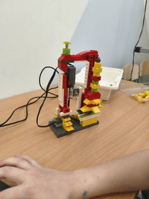 Сегодня наши юные робототехники попробовали себя в роли ракетных инженеров.